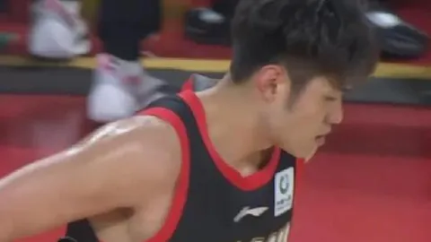 “记者质疑索博调侃萨拉赫，萨拉赫轻描淡写回应：‘小孩子，别乱说’”